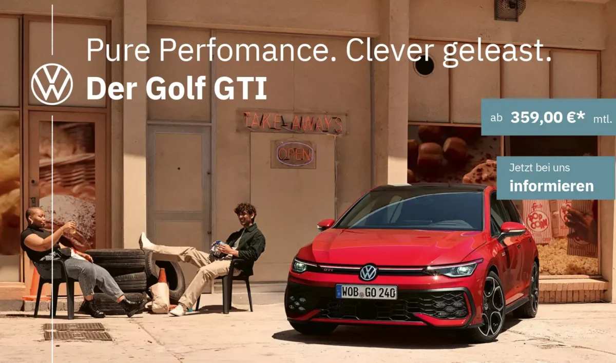 Roter Golf GTI vor einem Geschäft mit einer jungen Frau und einem jungen Mann an einem Tisch.